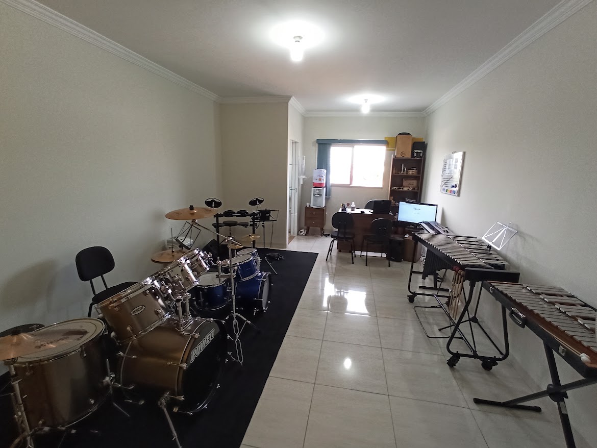 Vista da sala da Percutrio com baterias e instrumentos de percussão