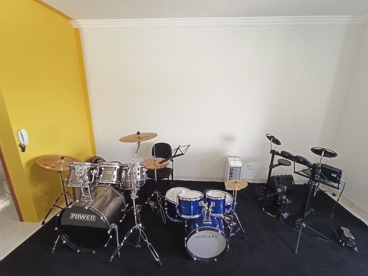 Baterias acústicas e eletrônica na primeira sede